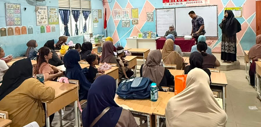 Foto : Karyawan BPR Banda Raya sedang memberikan penjelasan kepada wali murid dalam kegiatan Literasi dan Inklusi keuangan di salah satu sekolah di Batam.